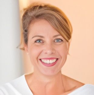 Frau Gabriele Binder
