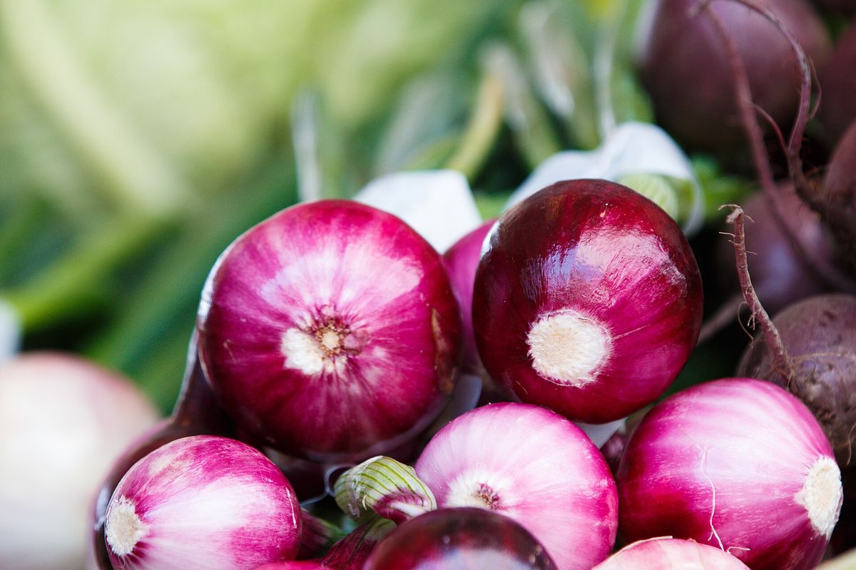 Rote Zwiebeln auf einem Marktstand