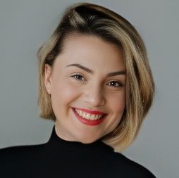 Frau Carolin Bohnaker